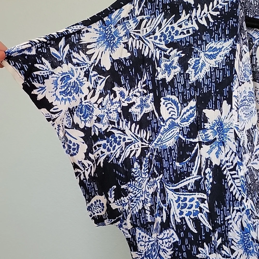 Torrid Summer Navy Floral Crinkled Gauze Hi- Lo Jaftan NWT 00/0 Short Sleeve